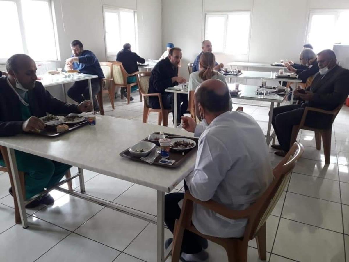 Mahalle muhtarından sağlık personellerine moral yemeği