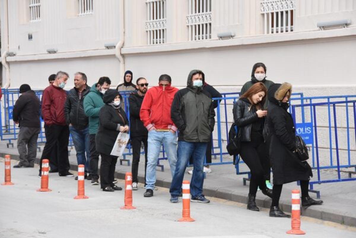 'Sosyal mesafe' bariyerlerini aşıp, banka &ouml;n&uuml;nde kuyruk oluşturdular