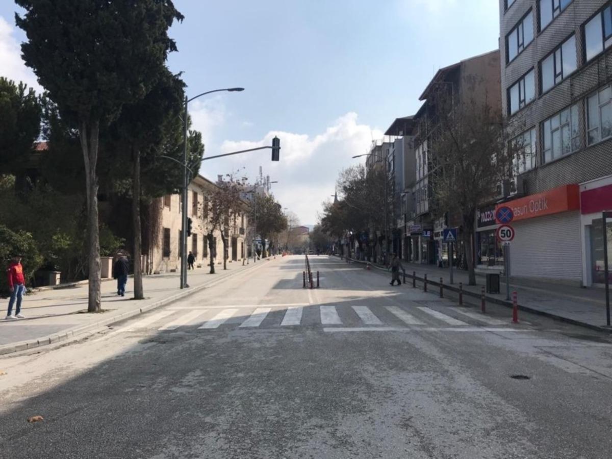 Burdur&rsquo;da ana caddelerde park ve duraklama yasaklandı