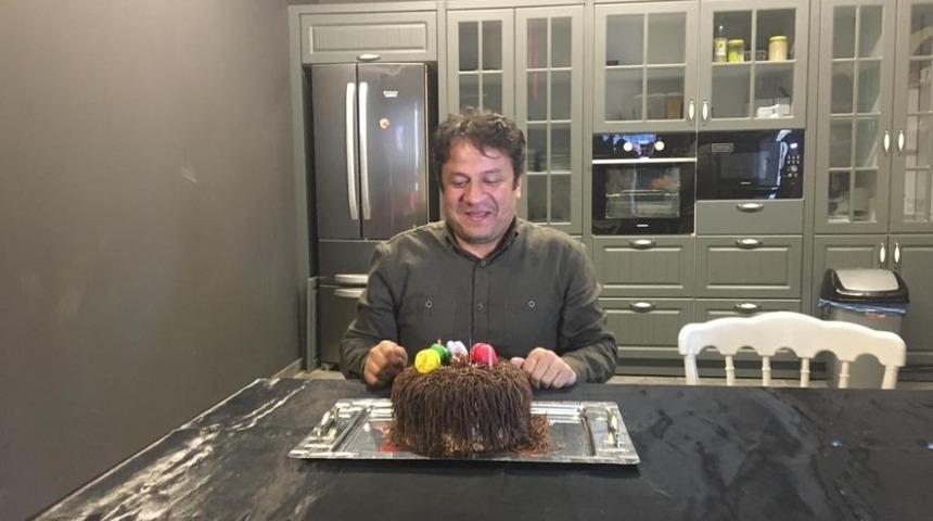 Korona vir&uuml;s tedbiri i&ccedil;in doğum g&uuml;n&uuml; pastasının mumlarını eliyle s&ouml;nd&uuml;rd&uuml;