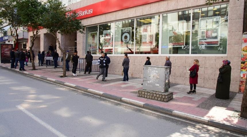 Manisa&rsquo;da, PTT ve banka &ouml;nlerinde sosyal mesafe uygulaması