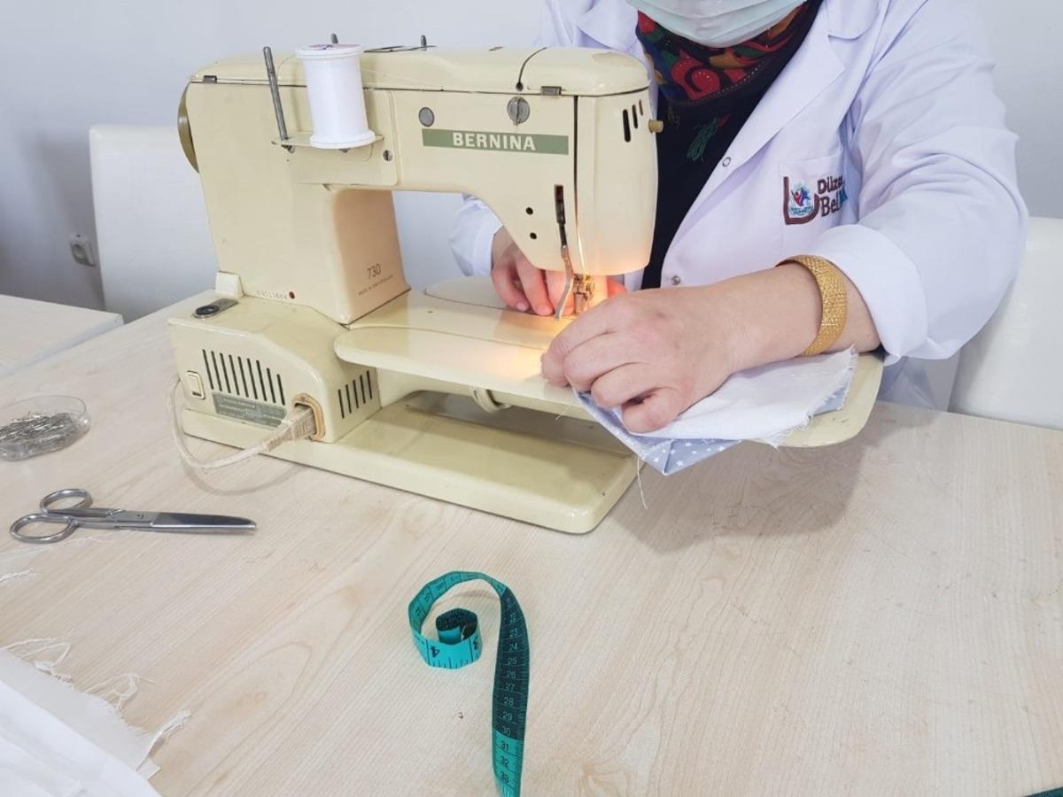 D&uuml;zce Belediyesi maske &uuml;retimine başladı