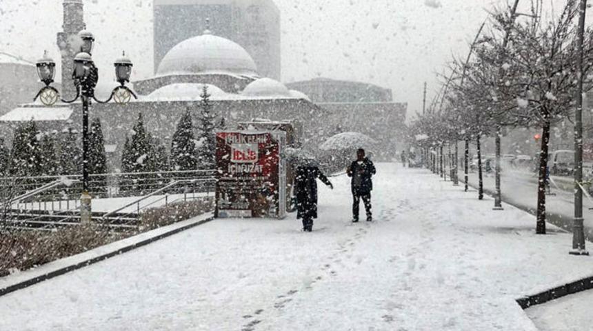 Erzurum nisanın ilk g&uuml;n&uuml;nde kent beyaza b&uuml;r&uuml;nd&uuml;