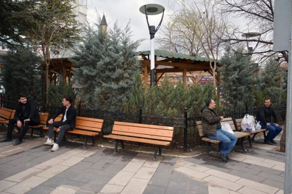 Bu il&ccedil;ede 3 kişi yan yana y&uuml;r&uuml;yemiyor