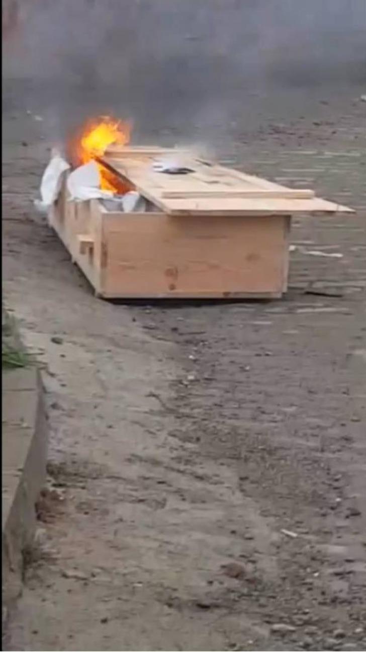 Zonguldak'ta cenazeden sonra tabutu yaktılar G2