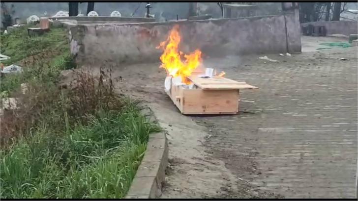 Zonguldak'ta cenazeden sonra tabutu yaktılar G3