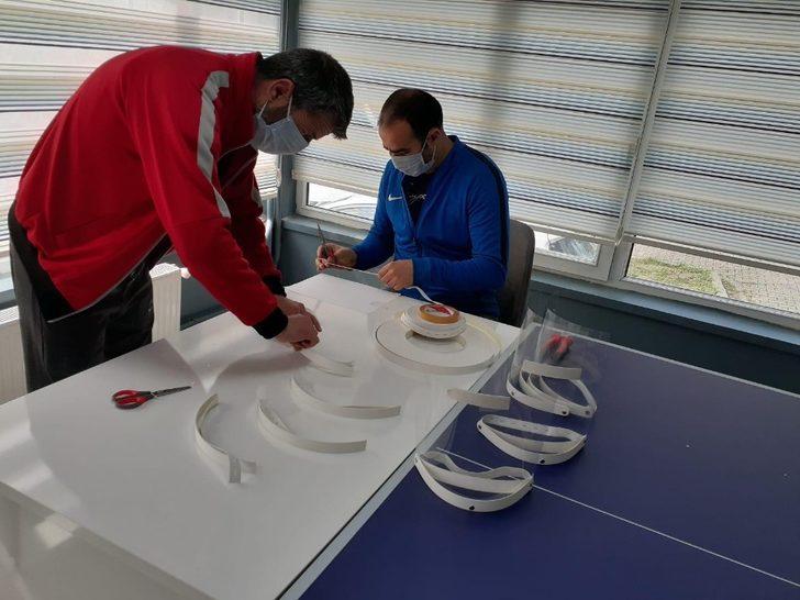 Kaynarca’da ki sağlıl çalışanlarının maskeleri Gençlik Merkezinden G1