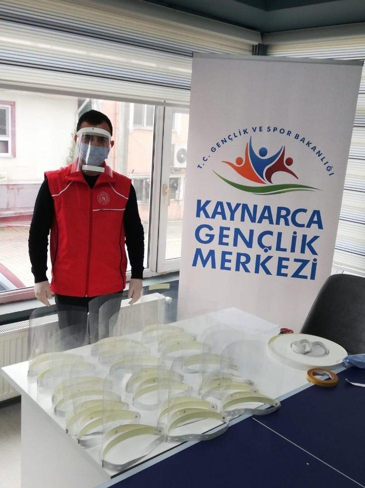 Kaynarca’da ki sağlıl çalışanlarının maskeleri Gençlik Merkezinden G4