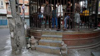 Koronavirüs yasağına uymayanları kafese koydular