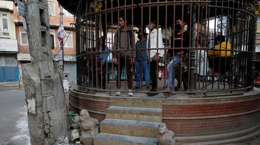 Koronavirüs yasağına uymayanları kafese koydular