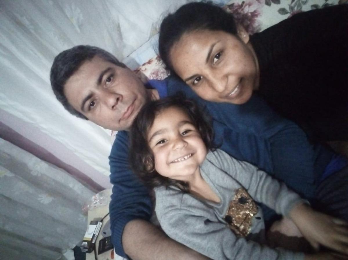 Kızı ka&ccedil;ırılan baba, oyuncak bebeğe sarılarak avunuyor