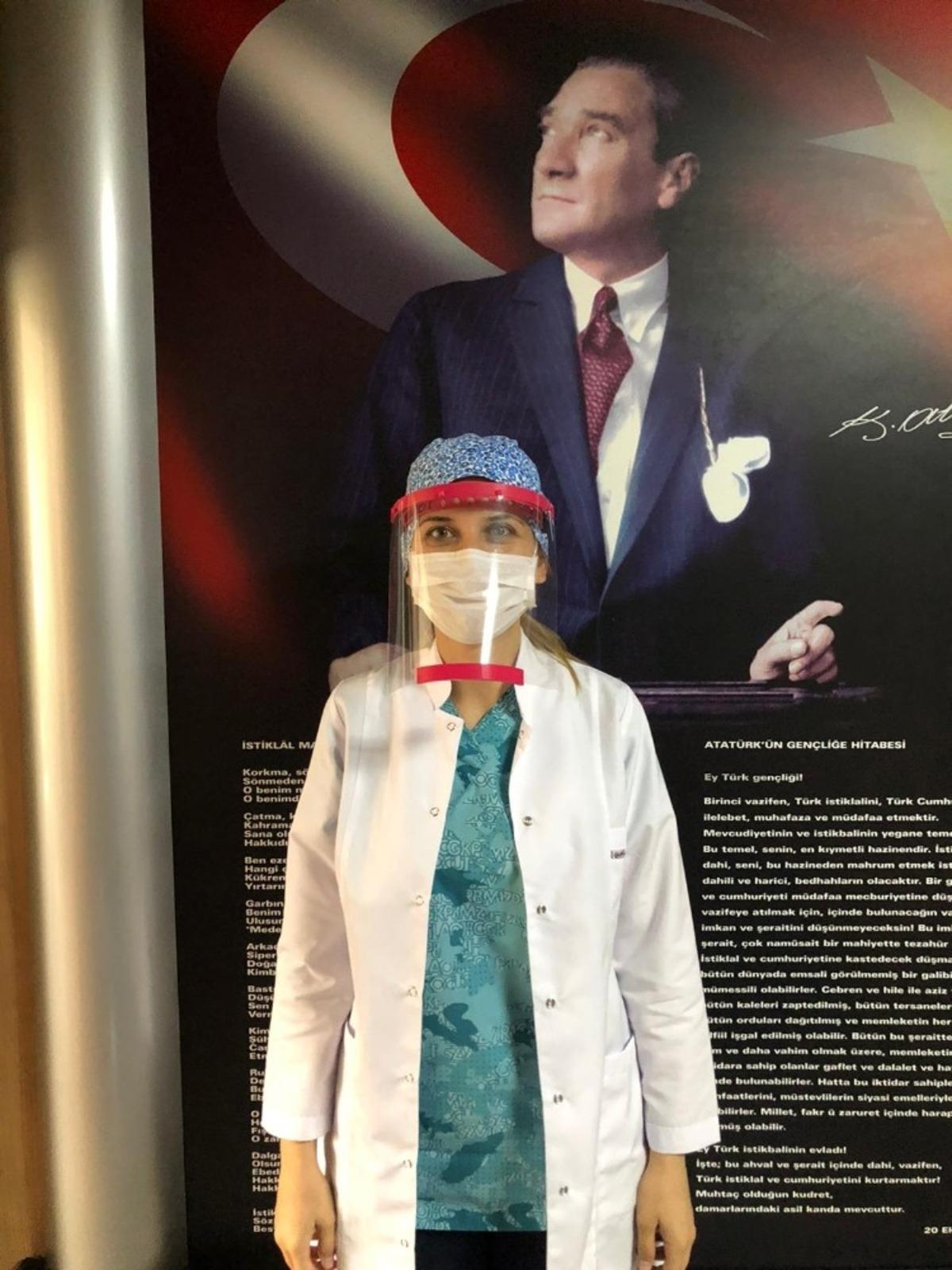 &Ouml;ğretmenler 3D yazıcı ile doktorlara y&uuml;z siperliği yaptı