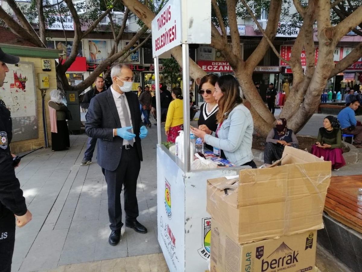 Tarsus&rsquo;ta vatandaşlara maske, dezenfektan ve akıllı bileklik hizmeti