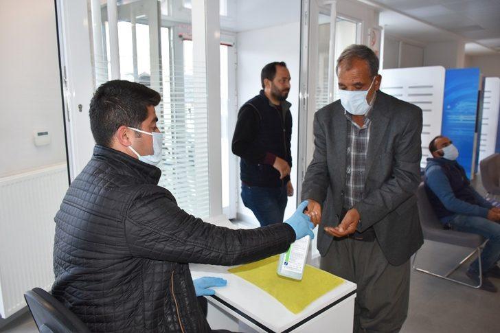 Tarsus’ta vatandaşlara maske, dezenfektan ve akıllı bileklik hizmeti G4