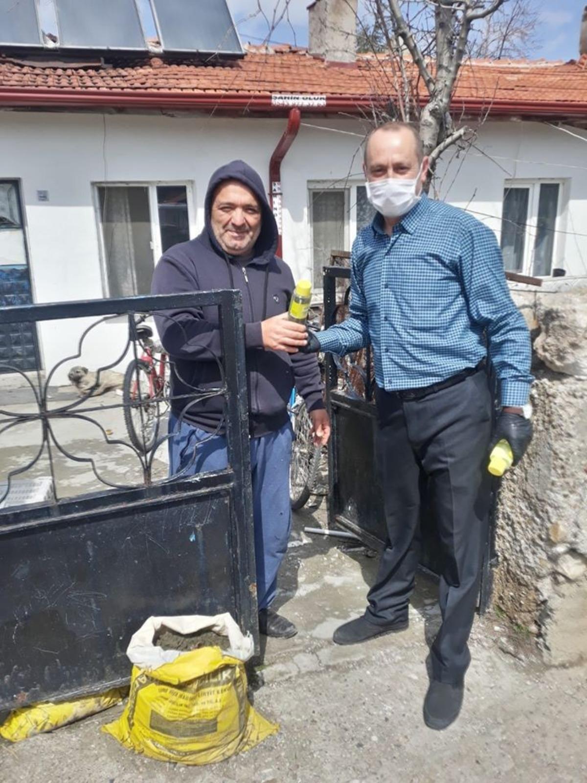 T&uuml;m beldeye kolonya dağıtıldı