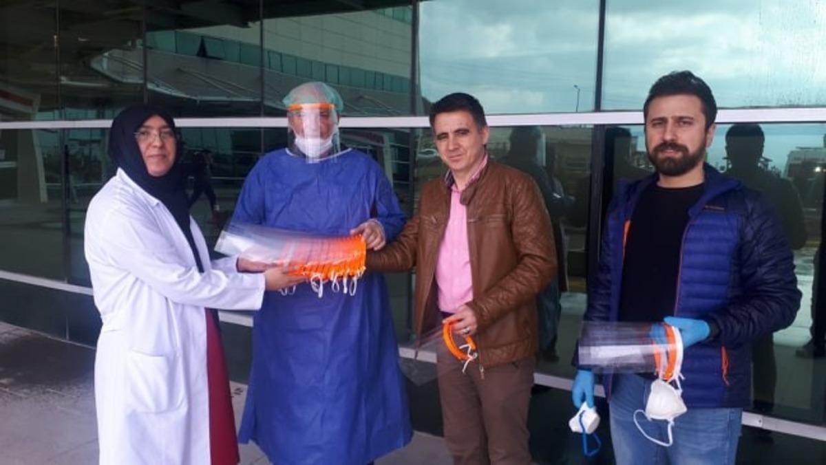 Sağlık &ccedil;alışanları i&ccedil;in koruyucu sperlik ve maske &uuml;rettiler