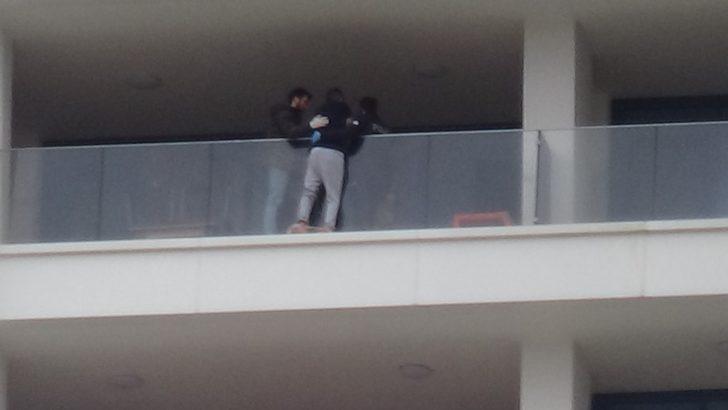 Yer: İstanbul! 29. kattaki evin balkonuna çıkıp, intihar etmek istedi G1