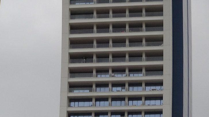 Yer: İstanbul! 29. kattaki evin balkonuna çıkıp, intihar etmek istedi G2