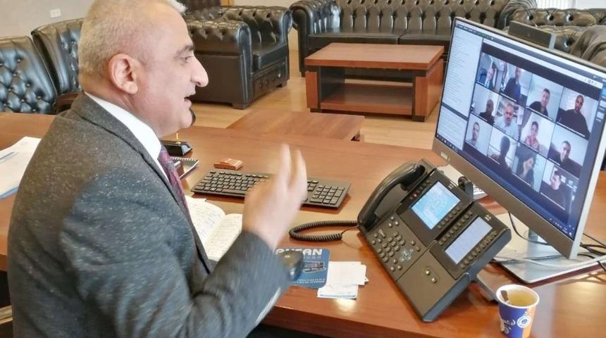 M&uuml;d&uuml;r G&uuml;r, telekonferansla toplantı yaptı