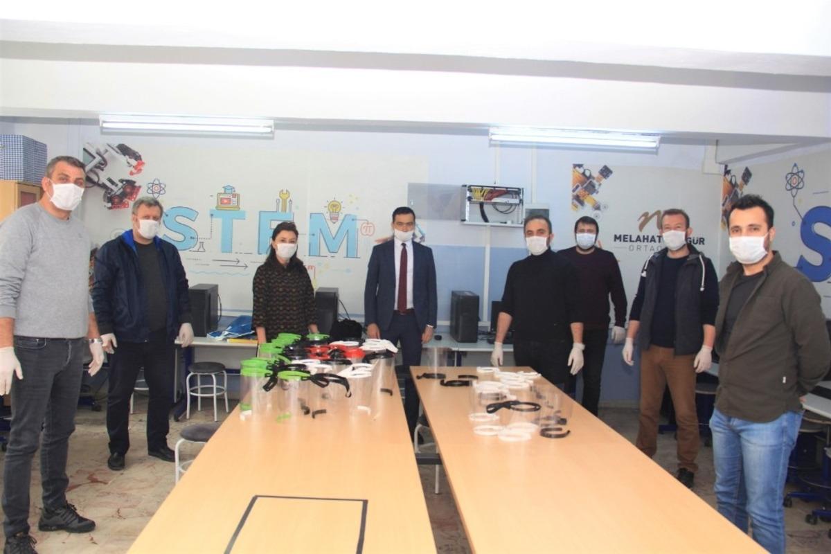 Eskişehir&rsquo;deki okullardan sağlık&ccedil;ılara siperlik maske desteği