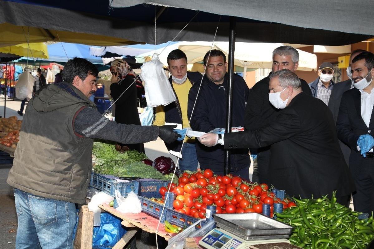 Başkan Demirtaş&rsquo;tan pazar esnafına tıbbi maske ve eldiven