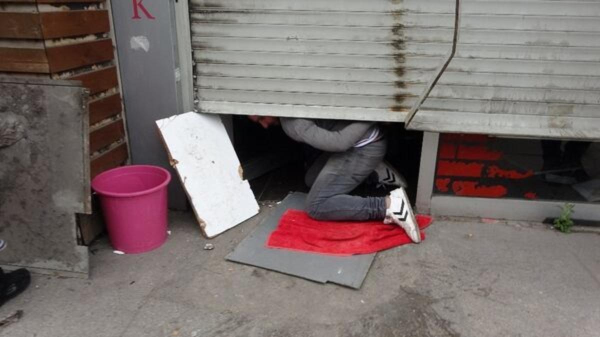 Koronavir&uuml;s genelgesini fırsat bildi! Torbacı berber yakayı ele verdi