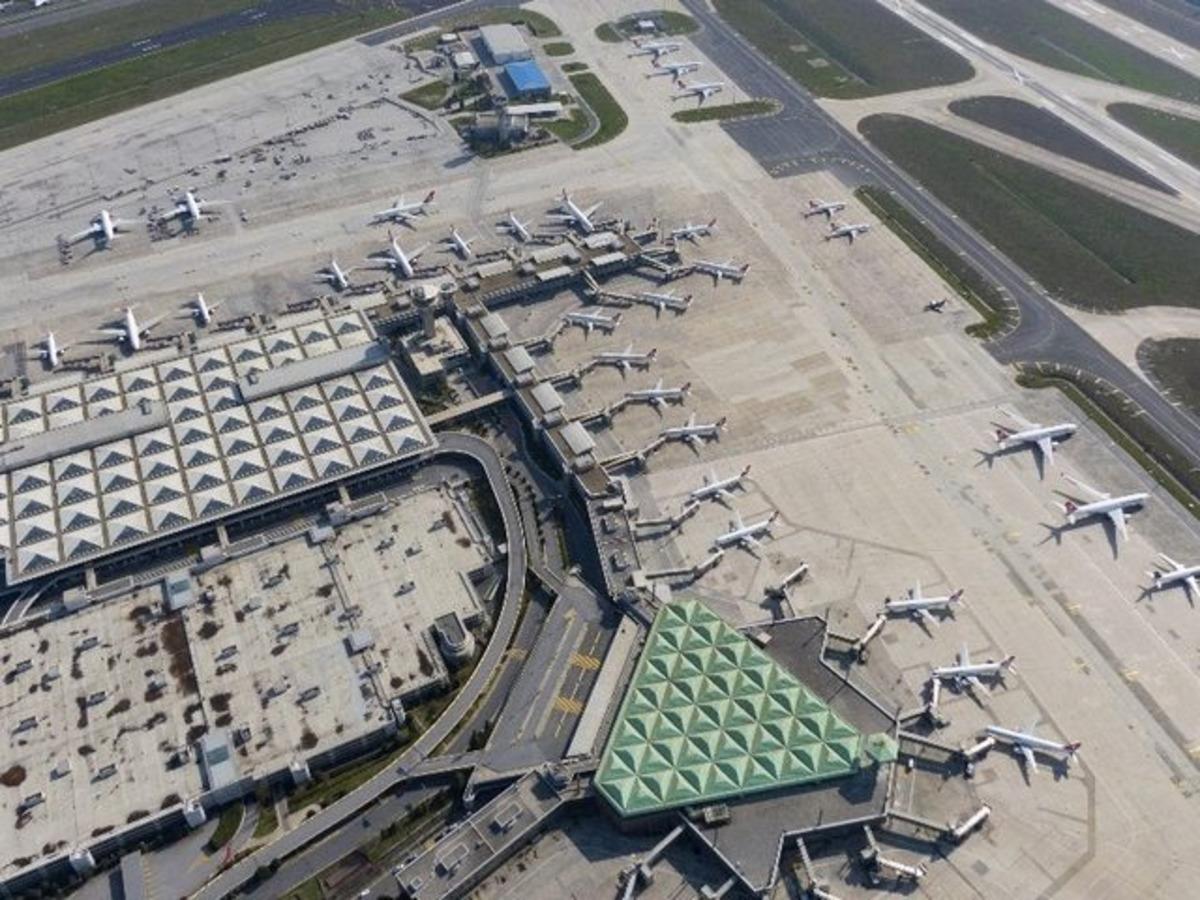 Atat&uuml;rk Havalimanı u&ccedil;aklarla doldu