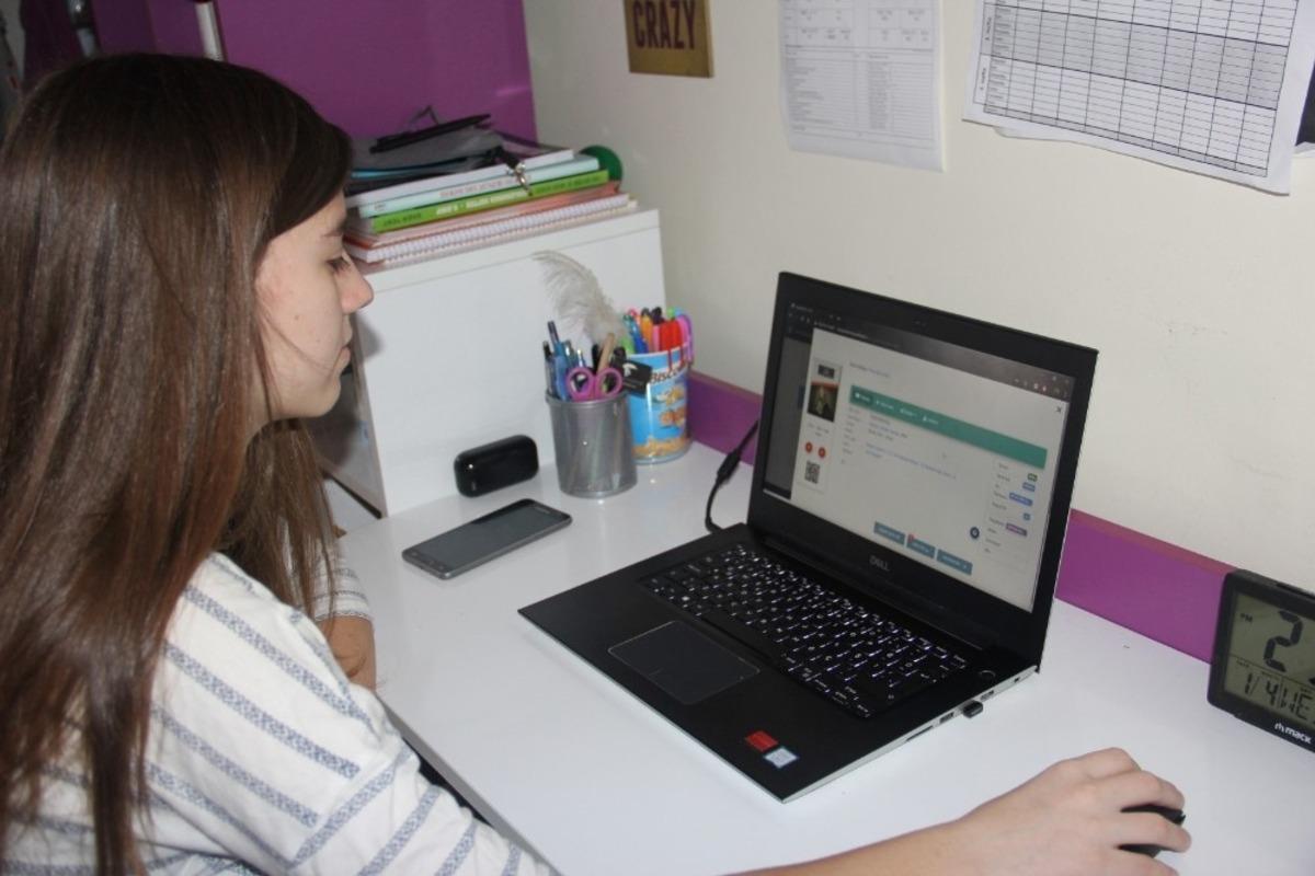 On binlerce kişi evdeki zamanını &lsquo;e-k&uuml;t&uuml;phane&rsquo;de kitap okuyarak ge&ccedil;iriyor