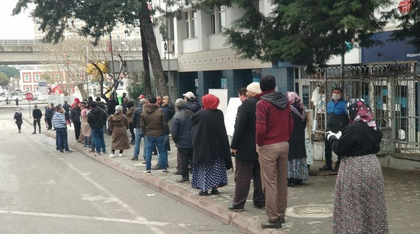 PTT &ouml;n&uuml;nde yine sosyal mesafe kurallarını ihlal