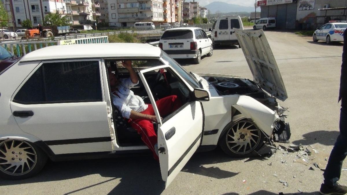 Kontrols&uuml;z kavşakta otomobiller &ccedil;arpıştı: 1 yaralı