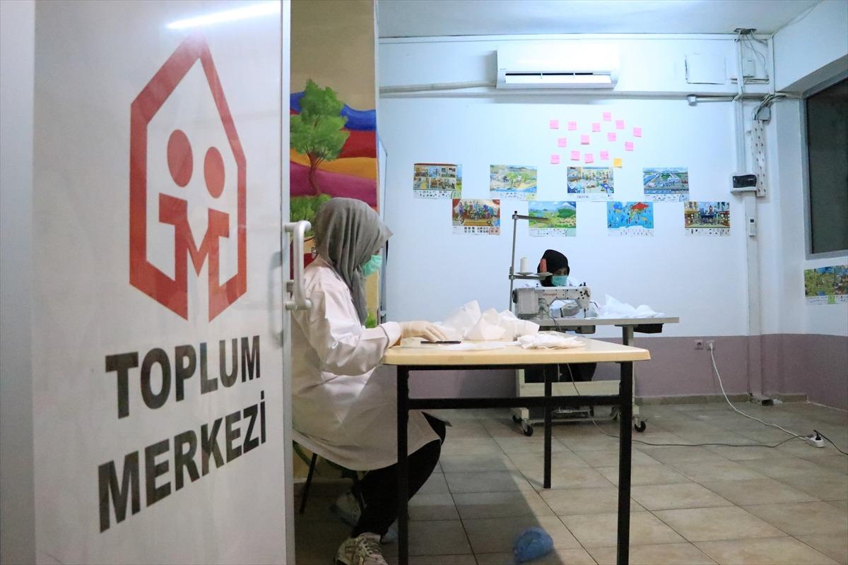 T&uuml;rk Kızılay Toplum Merkezleri maske &uuml;retiyor