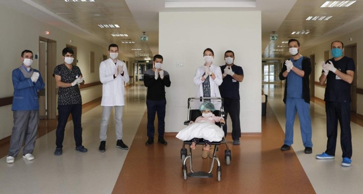 Sağlık &ccedil;alışanlarını alkışlarken balkondan d&uuml;şerek yaralanan minik kız taburcu oldu