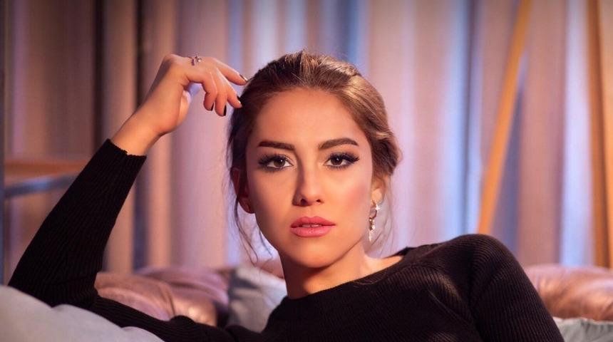 Şarkıcı İpek Demir vatandaşa maske dağıttı