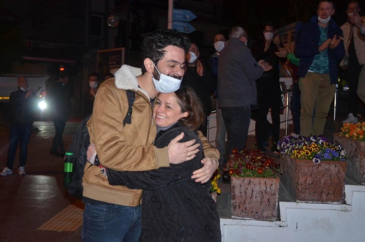 Fransa d&ouml;n&uuml;ş&uuml; karantinaya alınan 31 iş&ccedil;i ailelerine kavuştu