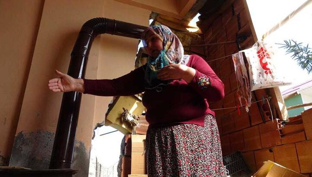 Heyelan mahalleyi parampar&ccedil;a etti! Evlerin i&ccedil;inden yarıklar ge&ccedil;iyor