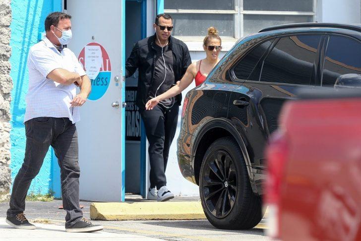 Jennifer Lopez ve Alex Rodriguez salgın nedeniyle kapatılan spor salonunu açtırdı G5
