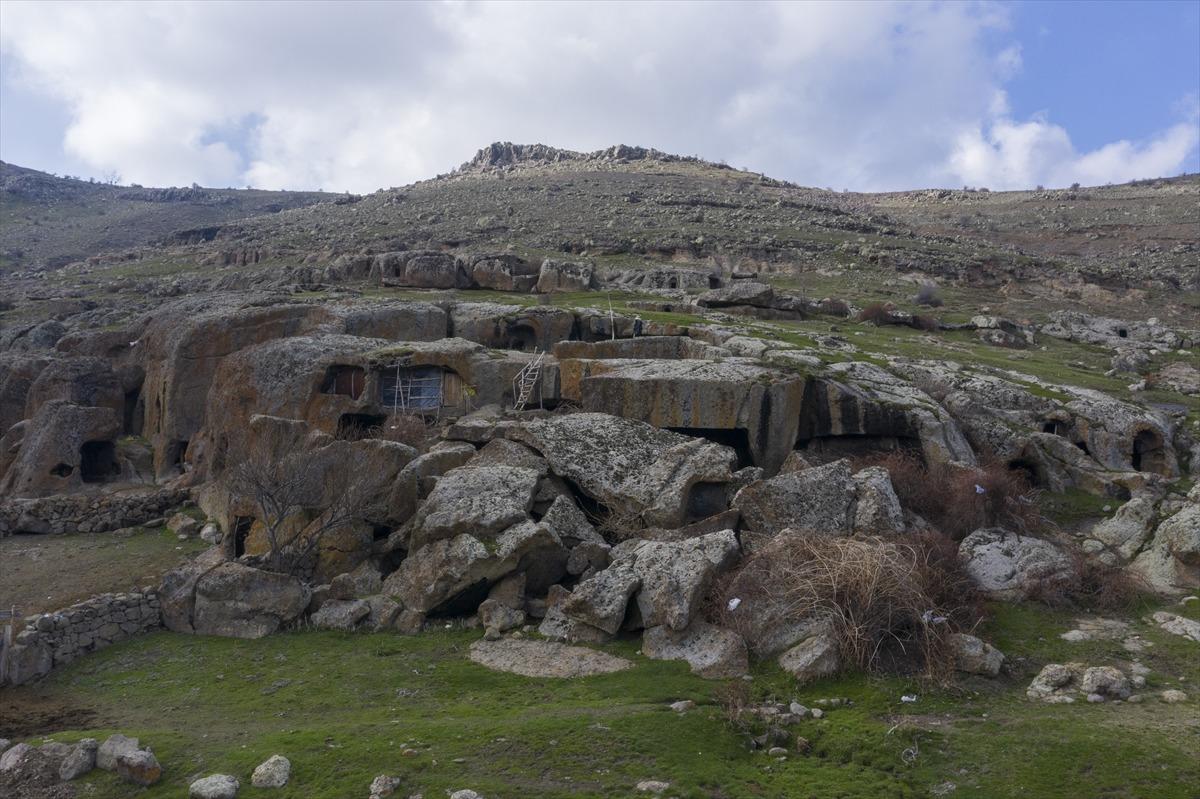 'Bininler Kaya Evleri' Afyonkarahisar'ın tarihini g&uuml;n&uuml;m&uuml;ze taşıyor