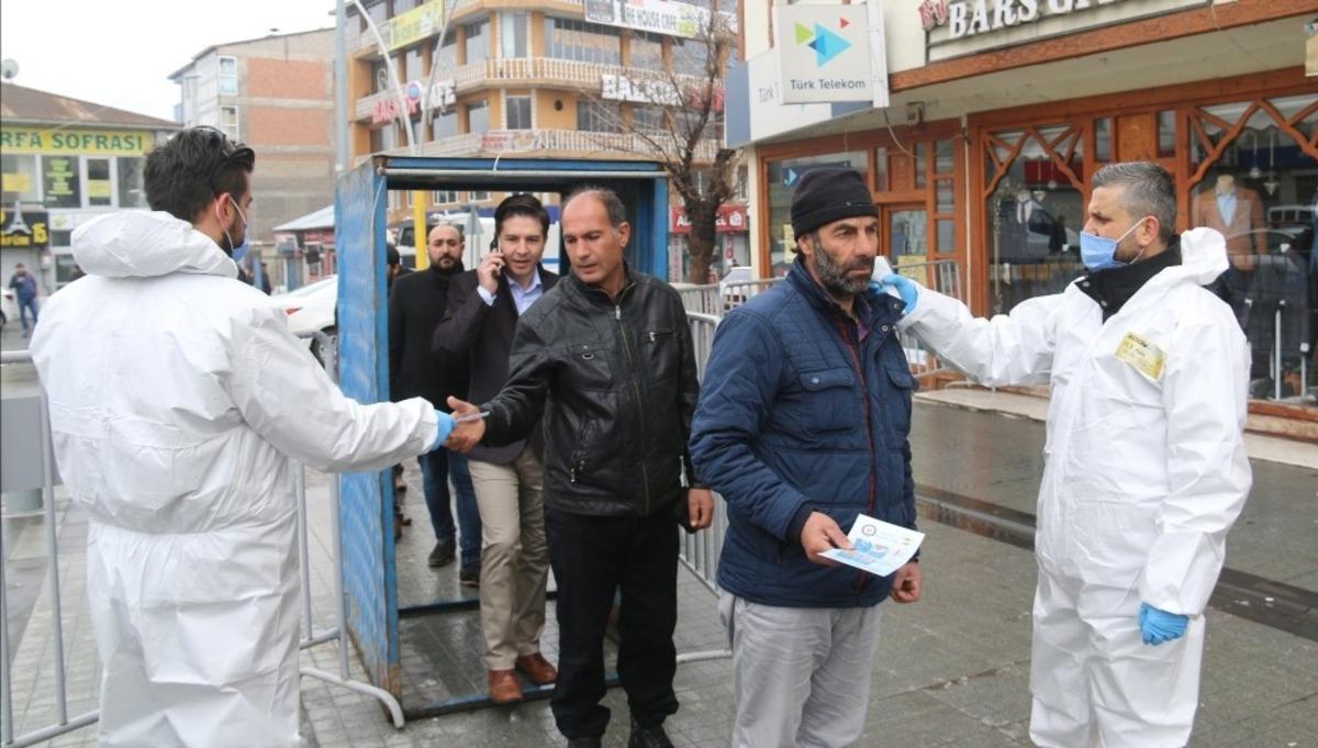 Ağrı&rsquo;da cadde ve sokaklara girişler kontroll&uuml; olarak sağlanıyor