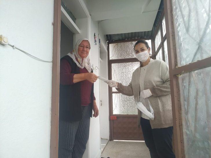 Daday’da kadın muhtar, maske ve eldiven dağıttı G2