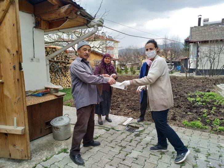 Daday’da kadın muhtar, maske ve eldiven dağıttı G3