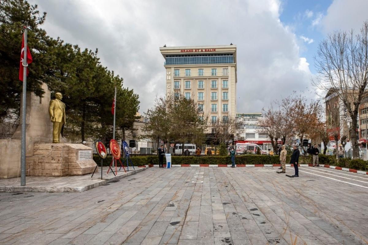 Korona vir&uuml;s nedeniyle kurtuluş t&ouml;reninde sadece &ccedil;elenk sunma yapıldı