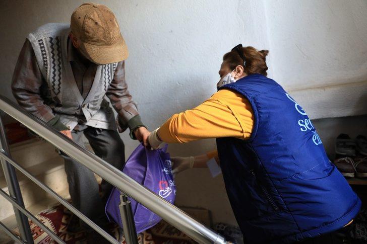Korona virüs nedeniyle dışarı çıkmaları kısıtlanan 65 yaş üzeri vatandaşların ihtiyaçları karşılanıyor G3
