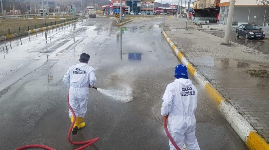 Soğuk havaya rağmen dezenfekte &ccedil;alışmalarına devam edliliyor
