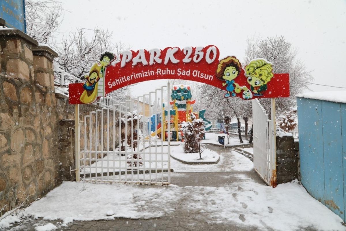 Başkale&rsquo;de kar yağışı