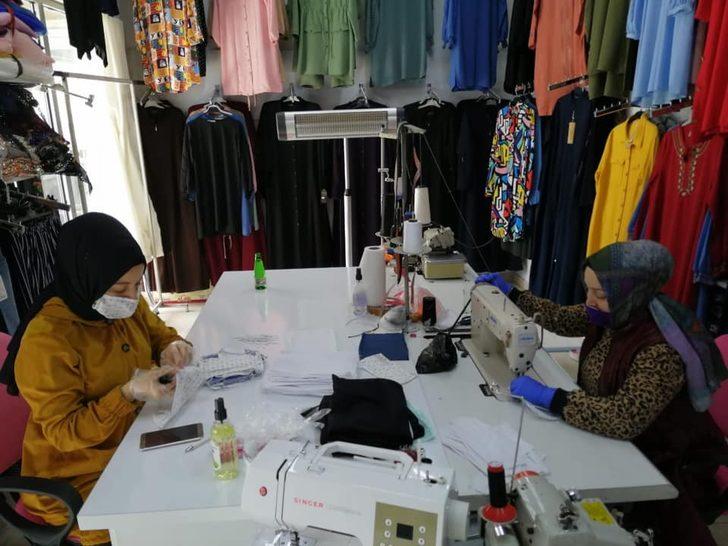 Küçük bir atölyede yüzlerce maske ve bone diktiler G1