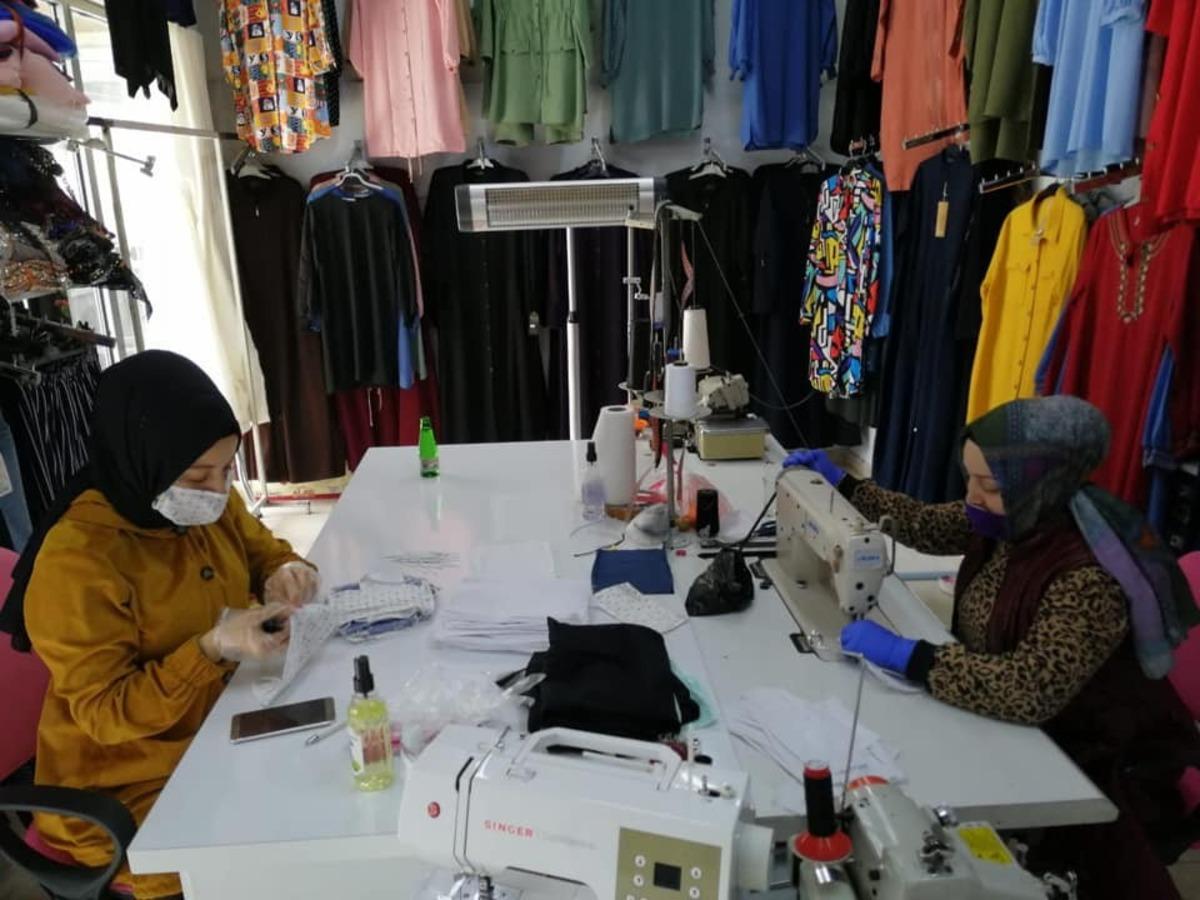 K&uuml;&ccedil;&uuml;k bir at&ouml;lyede y&uuml;zlerce maske ve bone diktiler