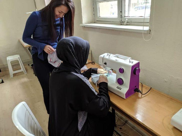 Küçük bir atölyede yüzlerce maske ve bone diktiler G2