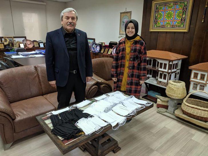 Küçük bir atölyede yüzlerce maske ve bone diktiler G3