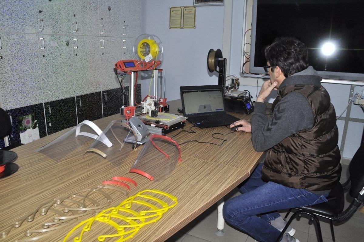 Şuhut&rsquo;taki &ouml;ğretmenler sağlık &ccedil;alışanları i&ccedil;in siper maske &uuml;retiyor