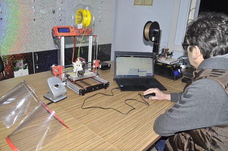 Şuhut’taki öğretmenler sağlık çalışanları için siper maske üretiyor G2